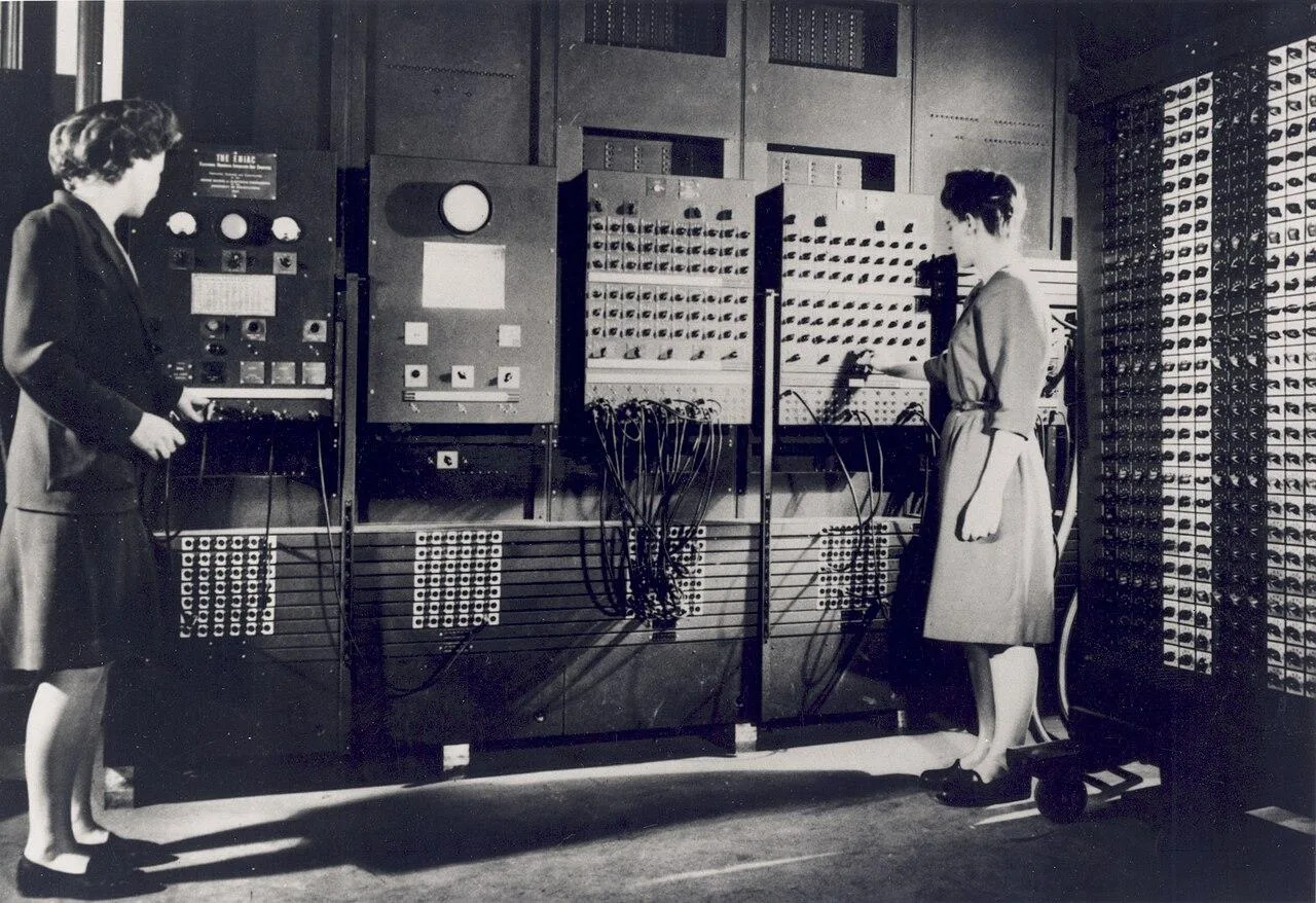 Betty Jean Jennings 与 Frances Bilas 在 ENIAC 面板前工作
